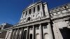 Un oficial de seguridad se encuentra frente al Banco de Inglaterra en Londres, Gran Bretaña, el 23 de marzo de 2020. 