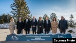Մեծ Բրիտանիայի, Կանադայի, Ֆրանսիայի, Գերմանիայի, Իտալիայի, Ճապոնիայի և Միացյալ Նահանգների բարձրակարգ դիվանագետների խմբակային լուսանկարը, G7
