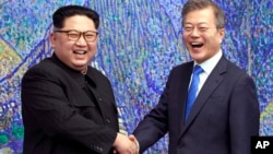 North Korean leader Kim Jong Un, left, poses with South Korean President Moon Jae-in for a photo inside the Peace House at the border village of Panmunjom in Demilitarized Zone, April 27, 2018. 
