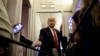 El presidente Donald Trump conversa con los periodista a bordo del avión presidencial, el Air Force One, durante su viaje de vuelta a Washington, el 19 de octubre de 2020.