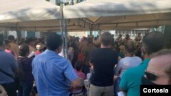 Ciudadanos nicaragüenses esperan en el Ministerio de Salud los resultados de sus pruebas de COVID-19. Foto cortesía.