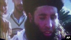 Dalam gambar yang diambil dari siaran video pada Kamis, 7 November 2013, tampak foto Mullah Fazlullah di layar proyektor di Pakistan.