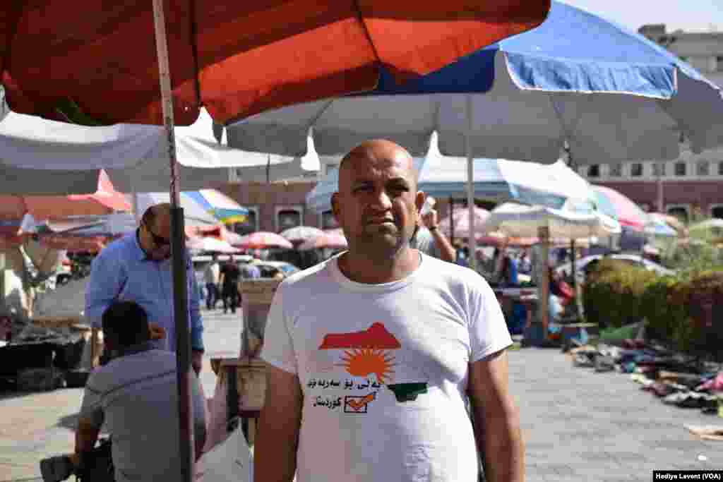“Referanduma-bağımsızlığa evet” ifadelerinin Türkçe dahil birkaç dahil yazılı olduğu afişler, propaganda materyalleri ve bayraklarla süslenen sokaklarda referandum günü de çok sayıda dükkan ve işportacı bayrak, tişört, flama, şal satmaya devam etti.