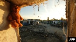 Des ours en peluche laissés par des migrants après que la Jungle a été détruite par les autorités françaises, le 28 octobre 2016.