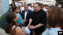 លោក​រដ្ឋមន្ត្រី Mike Pompeo ស្វាគមន៍​គ្រួសារ​អន្តោប្រវេសន៍​វ៉េណេស៊ុយអេឡា​ដែល​កំពុង​ស្នាក់នៅ​ជំរំ​អន្តោប្រវេសន៍​ នៅ​ក្បែរ​ក្រុង Cucuta ប្រទេស​កូឡុំប៊ី កាលពី​ថ្ងៃទី១៤​ ខែមេសា ឆ្នាំ២០១៩។