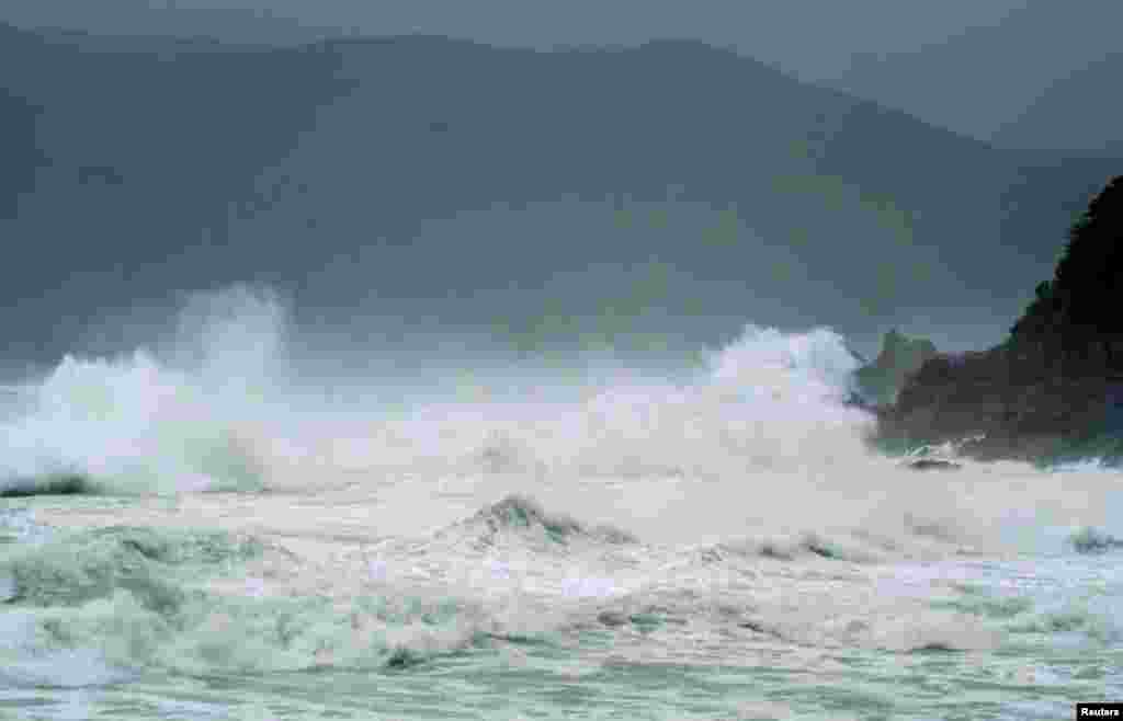 Ombak menghantam saat Topan Neoguri mendekati kawasan pantai Wase di Amami Oshima, daerah Kagoshima, di foto yang diambil oleh Kyodo, 8 Juli 2014.