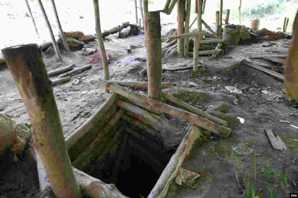 Mine shafts are pictured at the Atunso Cocoase small-scale mine in Atunsu, Ghana, Oct. 16, 2014. (Chris Stein/VOA)