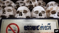 របប​កម្ពុជា​ប្រជាធិបតេយ្យ​របស់​ពួក​កម្មុយនិស្ត​ខោអាវ​ខ្មៅ​ខ្មែរក្រហម​បាន​បង្ក​ឲ្យ​ប្រជាពលរដ្ឋ​កម្ពុជា​ស្លាប់​យ៉ាង​តិច​១,៧លាន​នាក់​ចន្លោះ​ពី​ឆ្នាំ​១៩៧៥​ដល់​ឆ្នាំ​១៩៧៩
