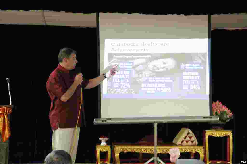 លោក William Heidt ឯកអគ្គរដ្ឋទូតអាមេរិកប្រចាំប្រទេសកម្ពុជាធ្វើបទបង្ហាញពីព័ត៌មានសំខាន់ៗមួយចំនួនទាក់ទងនឹងប្រទេសកម្ពុជាទៅកាន់ពលរដ្ឋខ្មែរអាមេរិកក្នុងជំនួបក្រៅផ្លូវការមួយនៅវត្តពុទ្ធិការាម រដ្ឋ Maryland នៅថ្ងៃទី២៣ ខែកក្កដា ឆ្នាំ២០១៧។ (ណឹម សុភ័ក្រ្តបញ្ញា/VOA) 