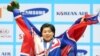 지난 9월 2014 인천 아시안게임 역도 여자 58kg급 경기 시상식에서 북한의 리정화 선수가 금메달을 목에 건 채 관중들의 답례에 환호하고 있다. (자료사진)