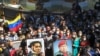 Diputados oficialistas llegan en grupo portando retratos de Simón Bolívar y del fallecido presidente Hugo Chávez al edificio de la Asamblea Nacional para su juramentación, en Caracas. Enero 5 de 2021.