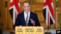 Menteri Luar Negeri Dominic Raab memberikan penjelasan penangan Covid-19 di Inggris, Kamis (16/4). 