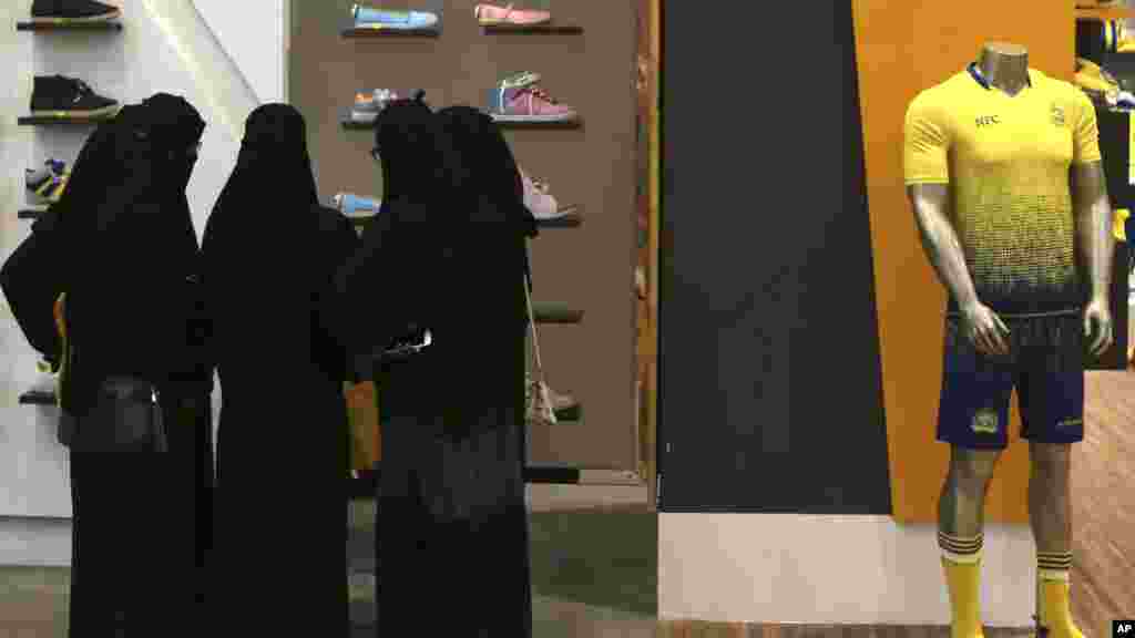 Mata A Saudiyya Na Sayayya A Wani Kanti A Riyadh, Yayin Da Suke Murnar Abin Tarihin Da Ya Faru A Kasar, Wato Karon Farko Da Mata Suka Shigab Takarar siyasa da Kuma Kada Kuri'un Su, Disamba 14, 2015. 