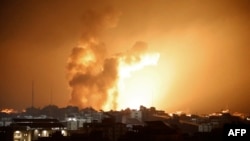 Api dan asap membubung ke udara saat serangan udara Isdael ke Kota Gaza, Minggu, 8 Oktober 2023. (Foto: Eyad Baba/AFP)