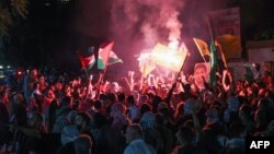 Manifestantes con banderas palestinas y retratos protestan frente a la entrada de la embajada francesa en Beirut, Líbano, el 18 de octubre de 2023.
