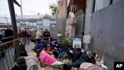 Solicitantes de asilo acampan cerca de la entrada peatonal del puerto de entrada de San Isidro, que une Tijuana, México, con San Diego, el jueves 1 de junio de 2023. 