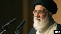  احمد علم الهدی اخیرا در خطبه های نماز جمعه مشهد نازنین زاغری را «جاسوس وطن فروش ناپاک» نامیده بود. 