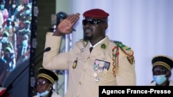 Le chef de la junte guinéenne, Mamadi Doumbouya, prête serment en tant que président intérimaire à Conakry, en Guinée, le 1er octobre 2021.