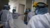 Médicos y enfermeras parados frente a la entrada de la Unidad de Cuidados Intensivos (UCI) para pacientes que padecen la enfermedad por coronavirus (COVID-19) en el hospital El Tunal en Bogotá, Colombia, 12 de junio de 2020.