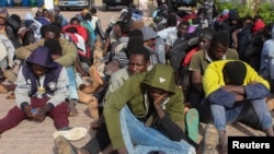 Migrantes interceptados por Libia antes de que intentaran viajar a Europa. Khoms, Libia, mayo 30, 2020.
