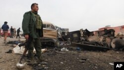 ISIL 공격으로 폐허가 된 신자르 인근 지역에서 18일 쿠르드족 군인이 폭탄 테러 현장을 수색하고 있다.