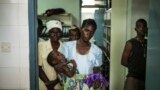 Umuvyeyi agendana umugera wa SIDA kumwe n'umwana wiwe yanduye bari ku bitaro vyo muri Malawi