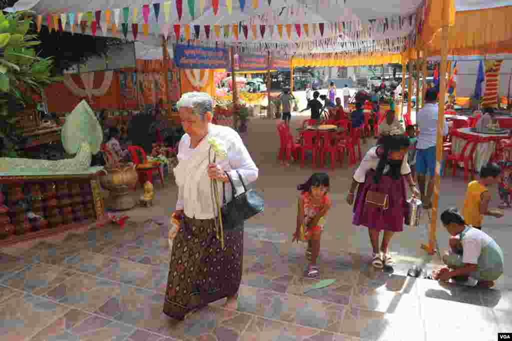 ប្រជាពលរដ្ឋកំពុងធ្វើដំណើរទៅវត្តក្នុងថ្ងៃបិណ្ឌទី១៣ នៃពិធីបុណ្យភ្ជុំបិណ្ឌនៅរាជធានីភ្នំពេញ នៅថ្ងៃទី២៦ ខែកញ្ញា ឆ្នាំ២០១៩។ (កាន់ វិច្ឆិកា/VOA)