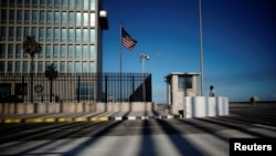 Un guardia de seguridad custodia las instalaciones de la embajada de Estados Unidos en La Habana, en marzo de 2019.