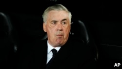 En esta imagen de archivo, el entrenador del Real Madrid, Carlo Ancelotti, en el banquillo antes del partido de liga que enfrentó a su equipo y al Valencia, en el estadio de Mestalla, en Valencia, España, el 2 de marzo de 2024.