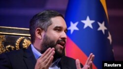 Nicolás Maduro Guerra, miembro de la Asamblea Nacional de Venezuela e hijo del presidente de Venezuela, Nicolas Maduro, habla durante una entrevista con Reuters, en Caracas, Venezuela, el 9 de mayo de 2024. 