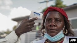 Një punonjës shëndetësor kontrollon temperaturën gjatë një fushate vaksinimi kundër lisë së majmunit në Spitalin e Përgjithshëm në Goma, më 5 tetor, 2024/Fotografi arkivi/AFP