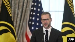 El enviado de Estados Unidos para los rehenes, Adam Boehler, habla durante una ceremonia de izamiento de la bandera de Estados Unidos en el Departamento de Estado en Washington, el 6 de marzo de 2025. 