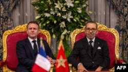 Le président Emmanuel Macron et le roi Mohammed VI lors de la signature d'un accord, Rabat, le 28 octobre 2024.