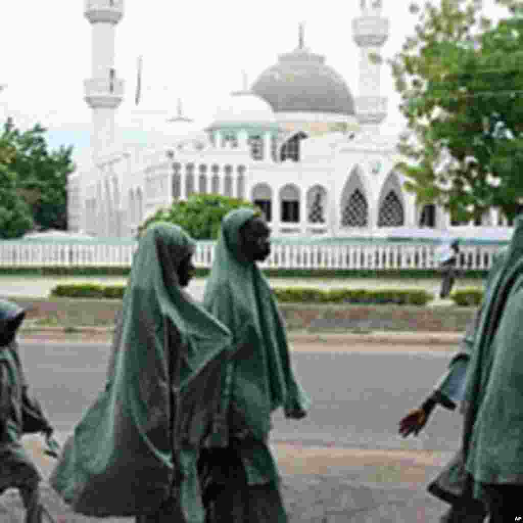 L'armée nigériane indique que plus de 200 lycéennes enlevées depuis mi-avril seront très prochainement libérées à la suite de l'accord de cessez-le-feu conclu avec le Boko Haram. Pendant ce tamps, un juge nigerian annonce l'interdiction du port du voile à Lagos.