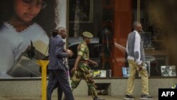 Un officier de l'armée zimbabwéenne marche dans une rue d'Harare du quartier des affaires, au Zimbabwe, le 15 novembre 2017.