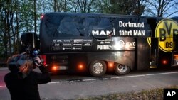 Bis yang membawa pemain klub sepakbola asal Jerman, Borussia Dortmund yang rusak akibat ledakan menjelang pertandingan perempat final Liga Champions melawan klub AS Monaco, di Dortmund, Jerman. April 11,2017. (AP Photo/Martin Meissner)