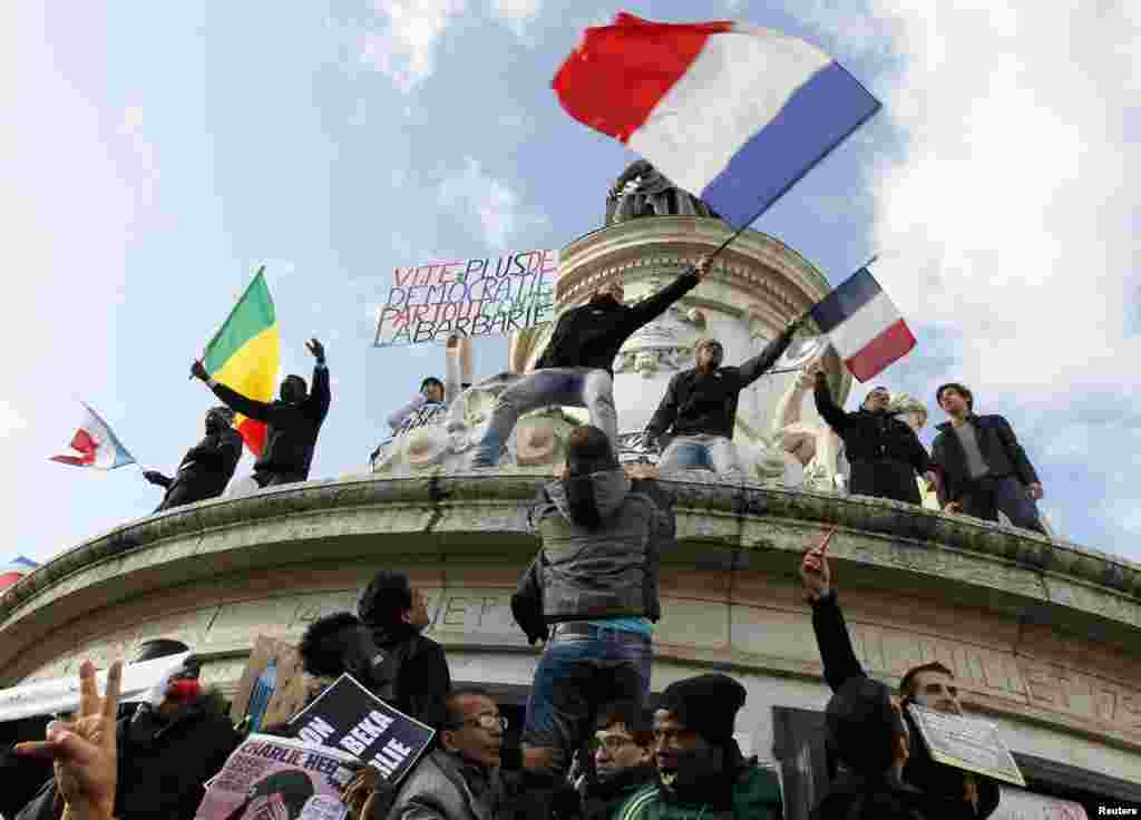 Para peserta aksi solidaritas memadati jalanan kota Paris, Perancis (11/1).