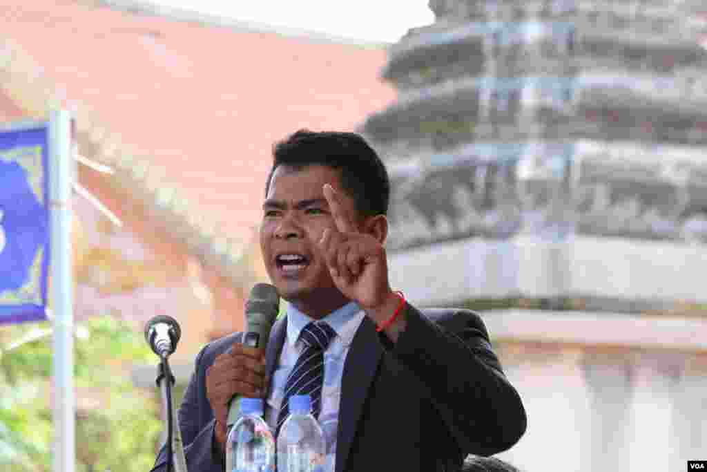 លោកខឿន វីរ៉ាត់ តំណាងសម្ព័ន្ធយុវជនខ្មែរដើម្បីប្រជាធិបតេយ្យថ្លែងនៅវត្តចាស់នៃរាជធានីភ្នំពេញ នៅថ្ងសៅរ័ទី០៤មិថុនា ឆ្នាំ២០១៦ ក្នុងការរំលឹកខួប៦៧ឆ្នាំថ្ងៃអាណានិគមបារាំងកាត់ផ្ទេរទឹកដីខ្មែរឲ្យប្រទេសវៀតណាមកាលពីឆ្នាំ ១៩៤៩។(ឡេង ឡែន/VOA)