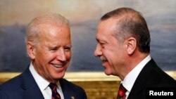 Wakil Presiden AS Joe Biden, kiri, bertemu dengan Presiden Turki Tayyip Erdogan di Istana Beylerbeyi di Istambul, 22 November 2014.