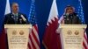 Le secrétaire d'État américain Mike Pompeo et le vice-Premier ministre et ministre des Affaires étrangères du Qatar, Cheikh Mohammed bin Abdulrahman Al-Thani, tiennent une conférence de presse conjointe à Doha, au Qatar le 13 janvier 2019.