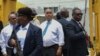 Agentes de seguridad armados escoltan al primer ministro haitiano Garry Conille mientras visita el Hospital General en Puerto Príncipe, Haití, martes 9 de julio de 2024.