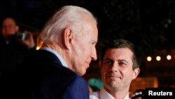 Pete Buttigier, (d), al anunciar su apoyo a la candidatura presidencial del ahora mandatario Joe Biden, en marzo del 2020 en Dallas Texas.