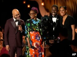 Jeffrey Wright, de izquierda a derecha, Erika Alexander, Sterling K. Brown y Tracee Ellis Ross presentan un segmento de "American Fiction" durante la 30ª edición anual de los premios SAG el sábado 24 de febrero de 2024 en el Shrine Auditorium de Los Ángeles.
