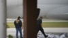 ARCHIVO - Los funcionarios de ICE revisan bolsas de pertenencias que se cargarán en un avión fletado con migrantes bajo custodia antes de salir del Aeropuerto Internacional Brownsville South Padre en Brownsville, Texas, EEUU el 18 de mayo de 2019.