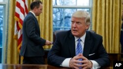 Presiden AS Donald Trump di Gedung Putih hari Senin (23/1).