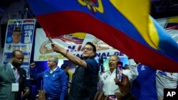 El candidato presidencial Fernando Villavicencio ondea una bandera nacional de Ecuador durante un evento de campaña en una escuela minutos antes de ser asesinado a disparos, el 9 de agosto de 2023, en Quito. (API vía AP Archivo)