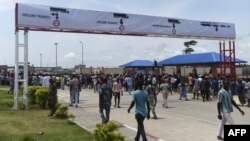 Sur la route principale menant aux nouveaux postes-frontières communs Nigéria-Bénin le jour de l'inauguration à Seme-Krake dans le district de Badagry à Lagos, capitale commerciale du Nigéria, le 23 octobre 2018.
