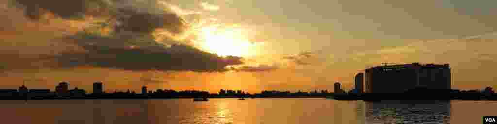 ថ្ងៃលិចនៅទន្លេចតុមុខ ដែលជាទីប្រសព្វនៃទន្លេទាំង៤ រួមមានទន្លេសាបទន្លេបាសាក់ ទន្លេមេគង្គលើ និងមេគង្គក្រោមនៃប្រទេសកម្ពុជា នៅថ្ងៃទី២៧ ខែកញ្ញា ឆ្នាំ២០១៤។ (នូវ ពៅលក្ខិណា)