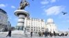 Професорот по економија, Анастас Џуровски, смета дека Северна Македонија својата шанса треба да ја бара преку соработка со американскиот сектор на услуги. Фото: Скопје, плоштад „Македонија“, февруари, 2025