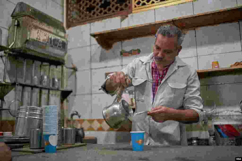 The government hopes the use of paper cups in restaurants will help curb the spread of the coronavirus, June 28, 2020. (Hamada Elrasam/VOA)